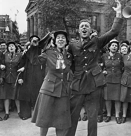 Celebrating_VE-Day_London_1945